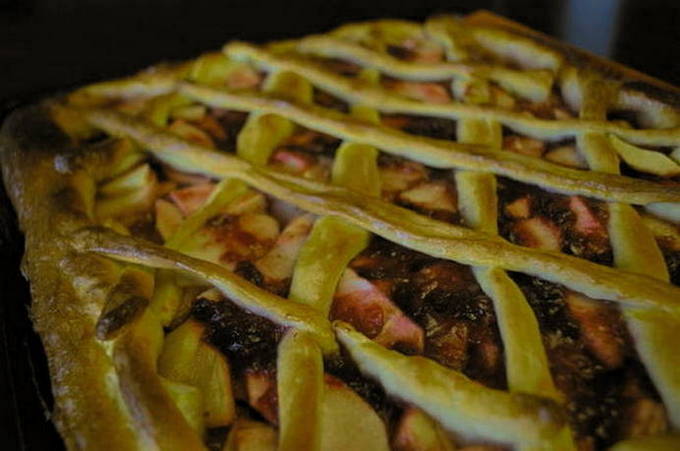 Hefeteig Preiselbeer-Apfelkuchen