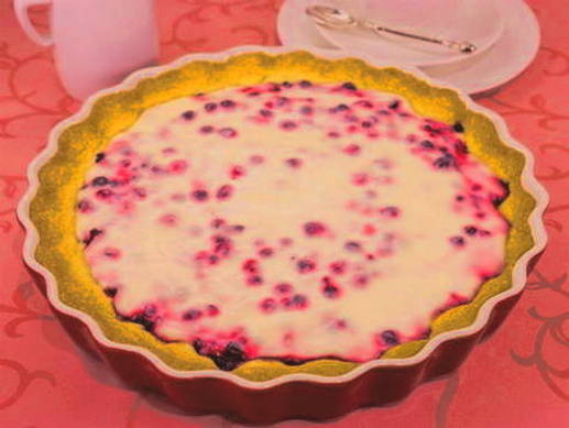 Offener Kuchen mit Preiselbeeren und Sauerrahm im Ofen