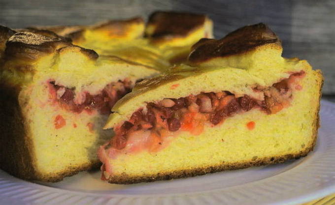 Pie mit Preiselbeeren auf Kefir im Ofen