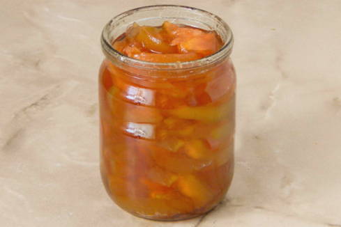 Marmellata di mele con fette sciroppate per l'inverno