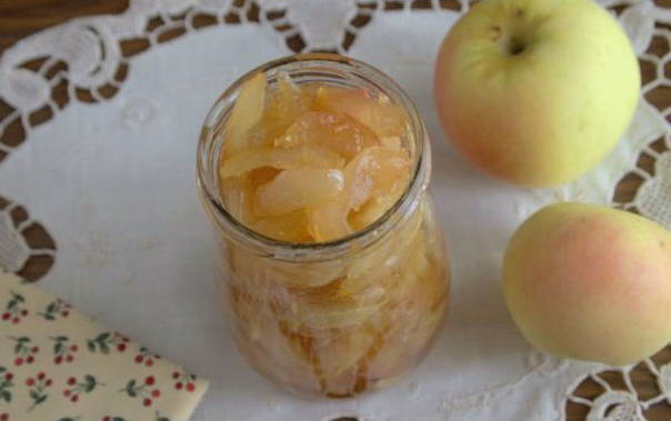 Transparente Apfelmarmelade mit Scheiben schnell für den Winter