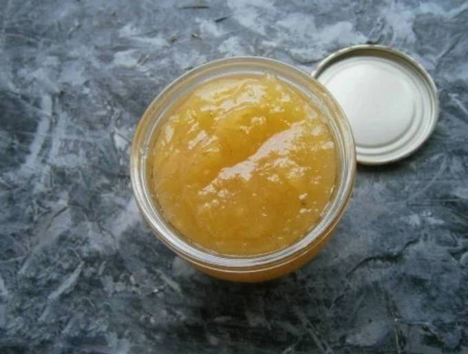 Salsa di mele dal ripieno bianco per l'inverno