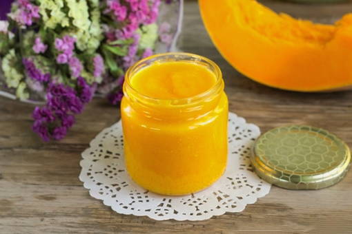Appel- en pompoenpuree met gecondenseerde melk voor de winter