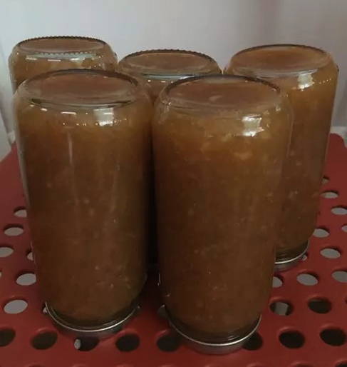 Ranetki-Marmelade durch einen Fleischwolf für den Winter