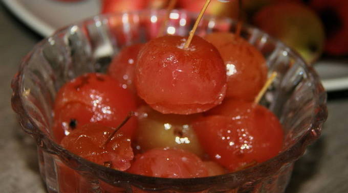 Ranetki-Marmelade mit Schwänzen für den Winter