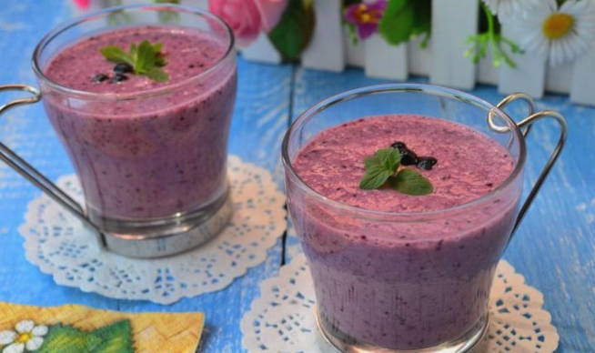 Smoothie van bosbessen en aardbeien