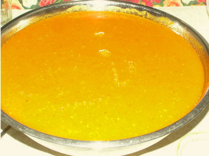 Aprikosen mit Zucker püriert, ohne für den Winter zu kochen