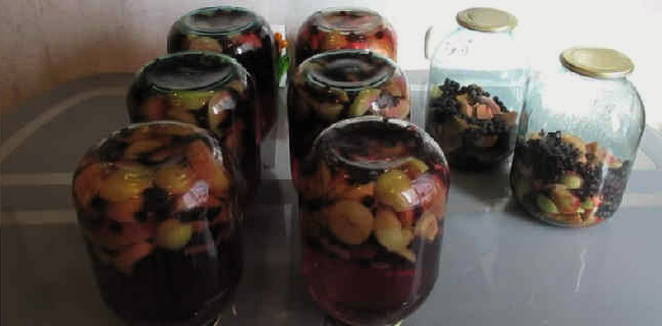 Ranetki e composta di more in vaso da 2 litri per l'inverno