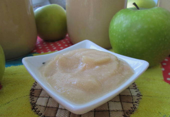 Püree aus Äpfeln Zartheit mit Kondensmilch für den Winter