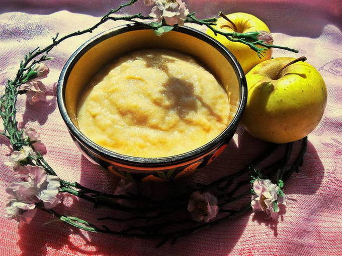 Apfelmus mit Kondensmilch und Banane für den Winter