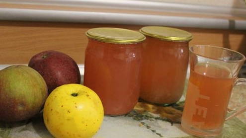 Ranetka-Saft im Entsafter für den Winter