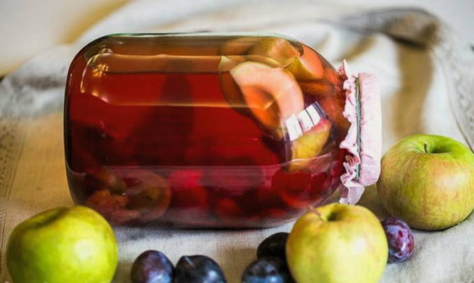 Ranetki-Kompott und Pflaumen im 3-Liter-Glas für den Winter