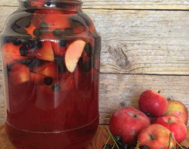 Kompott aus Ranetki und Brombeere im 3-Liter-Glas für den Winter