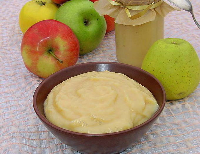Salsa di mele con latte condensato per l'inverno