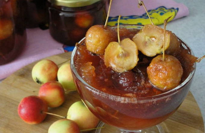 Ranetki in Sirup mit Schwänzen für den Winter