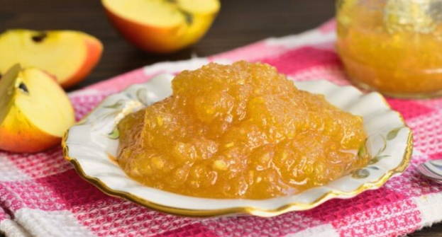 Appelmoes door de vleesmolen voor de winter