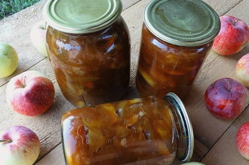 Transparente Marmelade mit Apfelscheiben und Orange