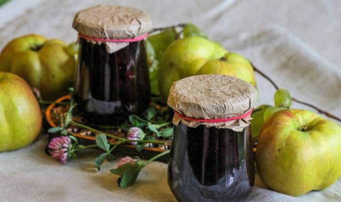 Ranetki und schwarze Aronia-Marmelade für den Winter
