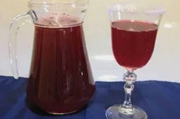 Ranetki und schwarzes Aroniakompott für den Winter