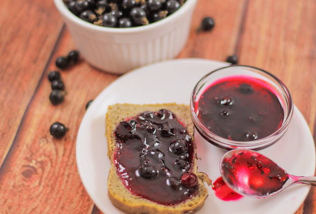 Dicke Johannisbeermarmelade für den Winter mit ganzen Beeren