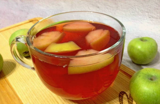 Preiselbeeren im eigenen Saft in Gläsern für den Winter