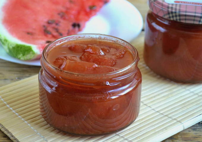 Marmelade aus dem Fruchtfleisch von Wassermelone und Äpfeln