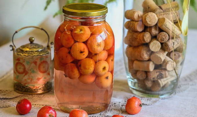 Ranetki-Kompott im 2-Liter-Glas mit Schraubverschluss