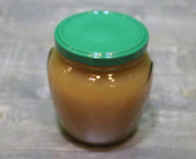 Ranetka-Saft mit Fruchtfleisch durch einen Fleischwolf für den Winter