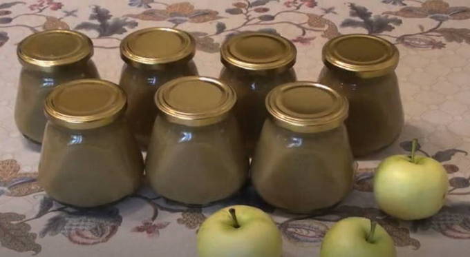Salsa di mele alla cannella per l'inverno