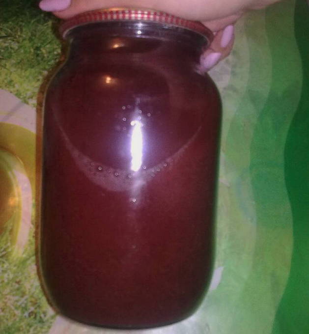 Kirschsaft mit Fruchtfleisch für den Winter zu Hause