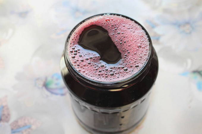 Kirschsaft im Entsafter für den Winter