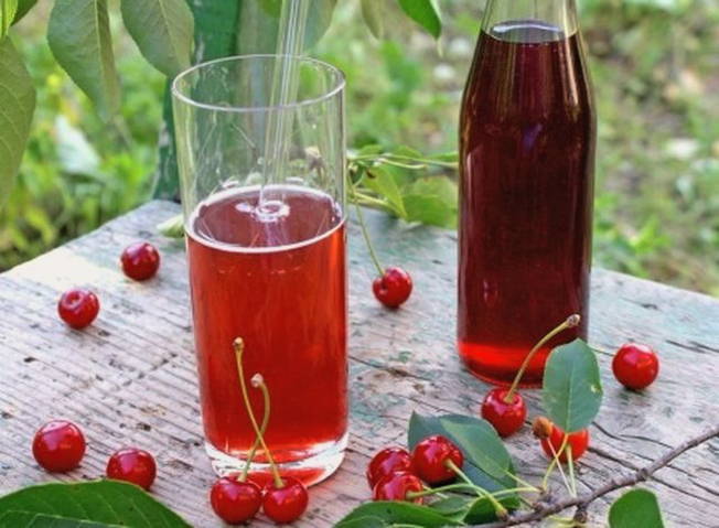 Succo di ciliegia attraverso uno spremiagrumi a casa per l'inverno