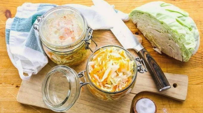 Cavolo sottaceto con carote marinate calde istantanee