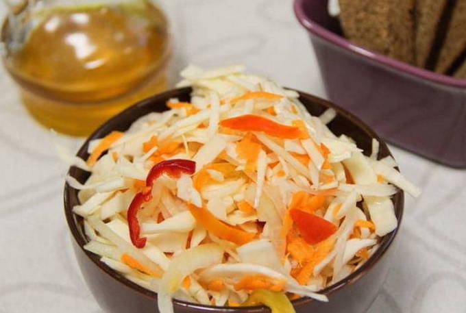 Cavolo marinato con peperone, olio e aceto istantaneo