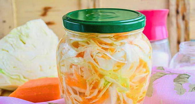 Cavolo sottaceto caldo con carote istantanee