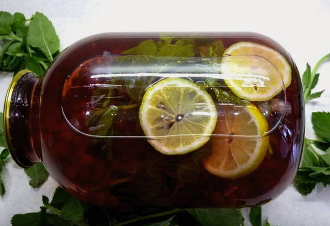 Aronia-Kompott mit Zitrone im 3-Liter-Glas für den Winter