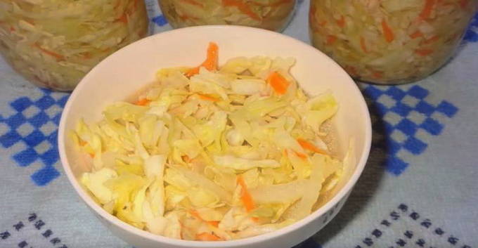 Eingelegter Kohl mit Karotten und Instant-Zwiebeln