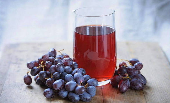 Kompott aus Trauben und Kirschen im 3 Liter Glas für den Winter