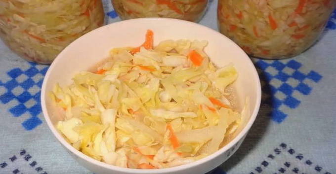 Kohl mariniert mit Karotten und Instantbutter