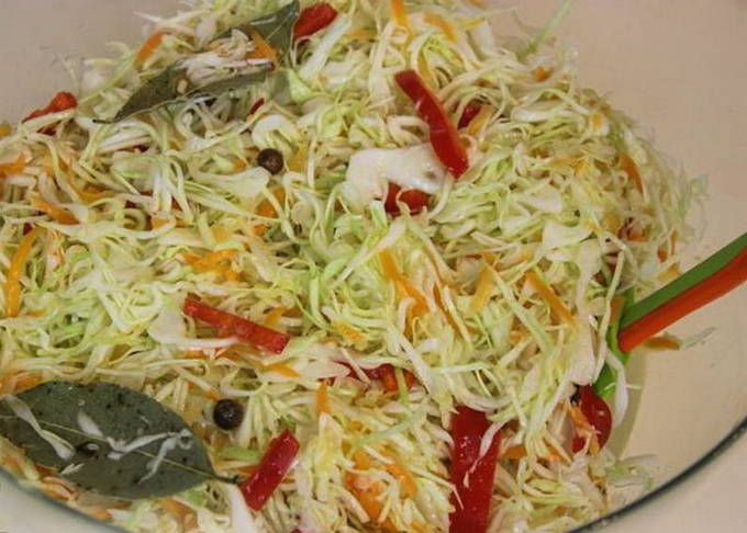 Cavolo sottaceto con carote, peperoni e aglio istantaneo