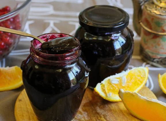 Ungekochte schwarze Johannisbeermarmelade mit Orange