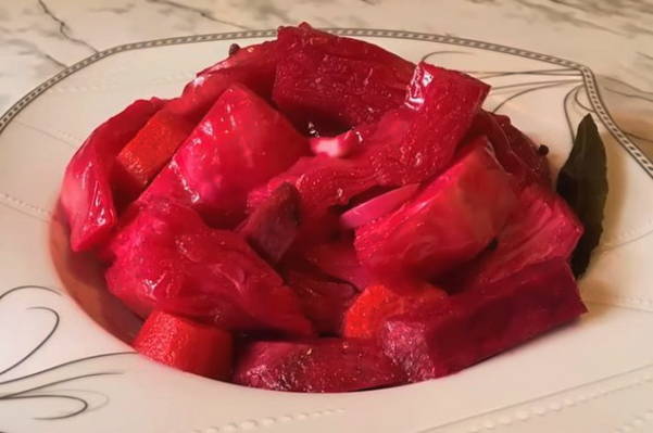 Ingelegde kool met schijfjes rode biet en instant wortel