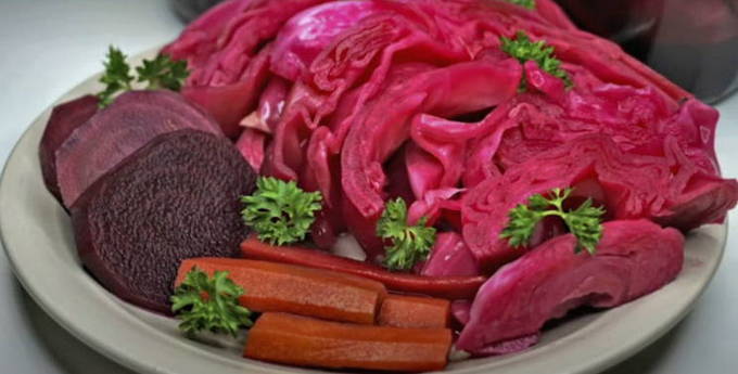 Eingelegter Kohl mit Rüben und Instant-Knoblauch