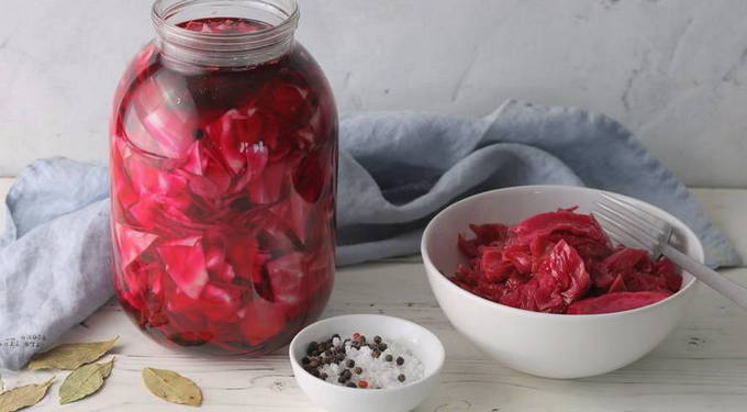 Eingelegter Kohl mit Roter Bete und Instant-Knoblauch