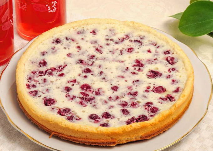 Torta di sabbia con ciliegie con ripieno di panna acida