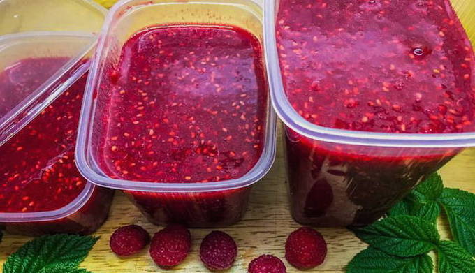 Himbeeren mit einem Mixer für einen Gefrierschrank mit Zucker eingerieben, ohne für den Winter zu kochen