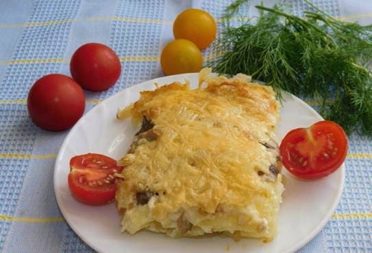 Kartoffelauflauf mit Fleisch und Champignons
