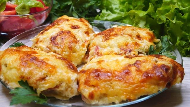 Braciole di maiale sotto una pelliccia al forno