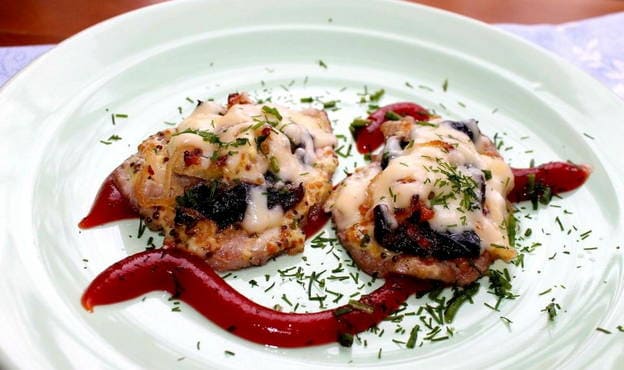 Braciole di maiale con prugne al forno
