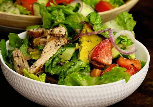 Insalata di avocado e pollo